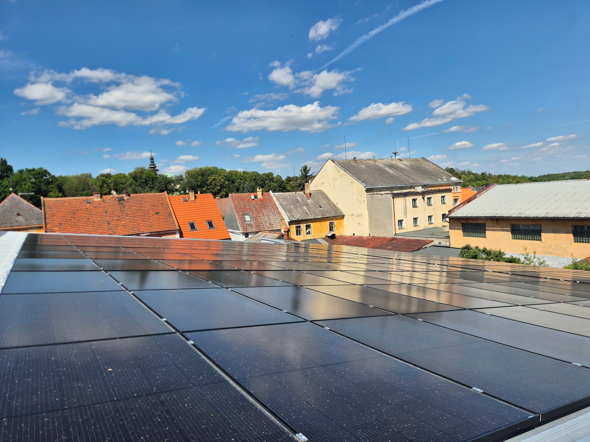Fotovoltaické panely na nové střeše kotelny v Mašťově