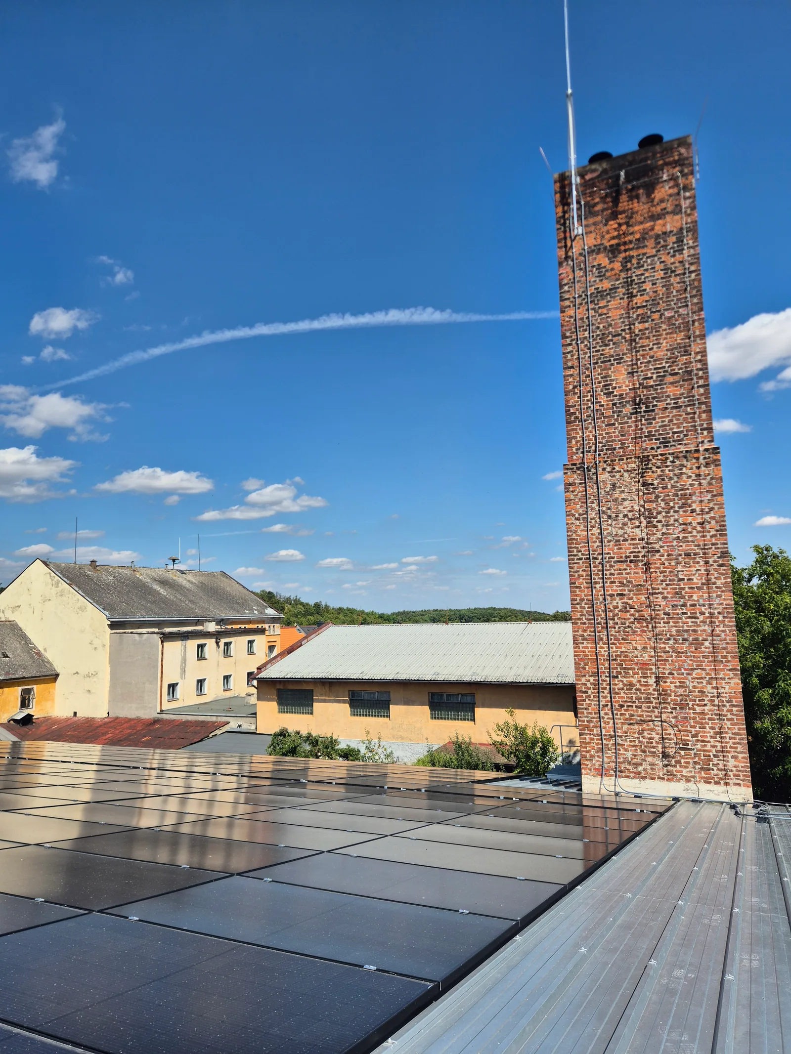 Nová střecha kotelny v Mašťově s fotovoltaickými panely a komínem kotelny