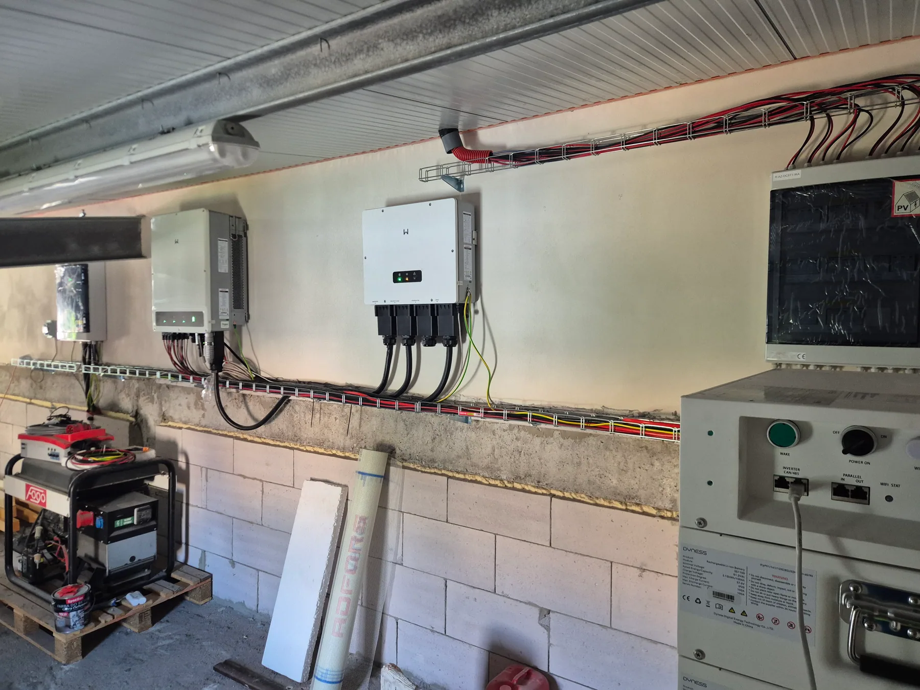 Střídače, rozvaděče a bateriové úložiště fotovoltaické elektrárny v kotelně Mašťov