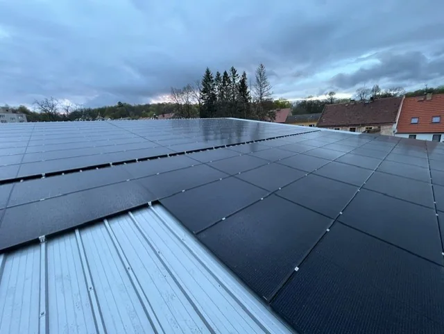 Nová fotovoltaická elektrárna na střeše kotelny v Mašťově